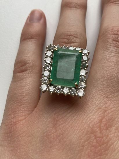 750-millimeter white gold ring set with a...