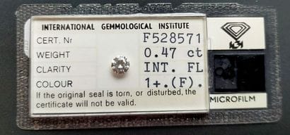 Round brilliant-cut diamond in plastic. Accompanied...