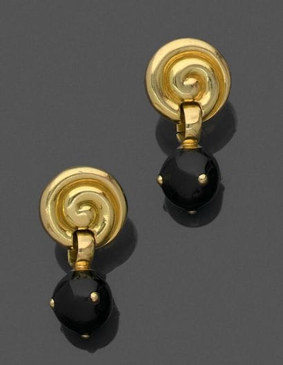 Pair of earrings in engraved 750 thousandths...