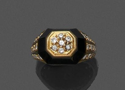 Ring in 750 thousandths yellow gold, the...