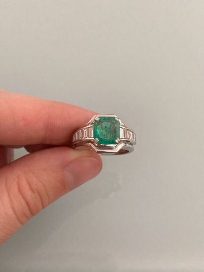 Bague en or gris 750 millièmes, le centre...