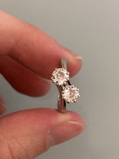 Bague en or gris 750 millièmes ornée au centre...