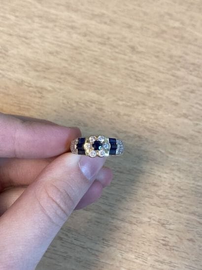 Ring in 750 thousandths yellow gold, the...
