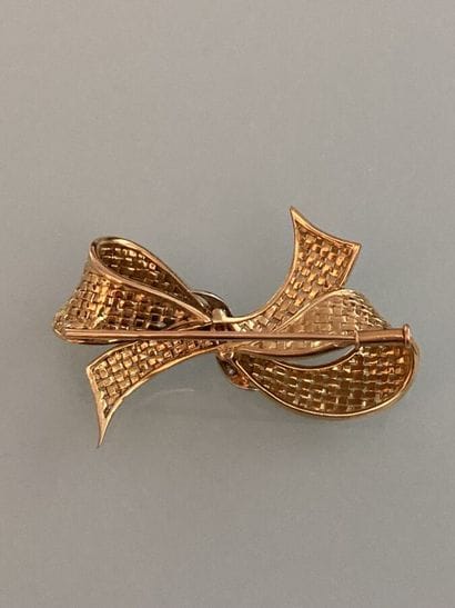Brooch in 750 thousandths yellow gold featuring...