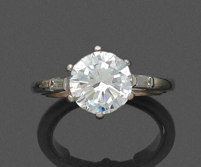 Ring in 750 thousandths white gold adorned...