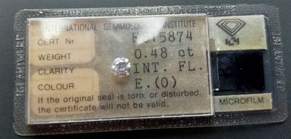 Round brilliant-cut diamond in plastic. Accompanied...