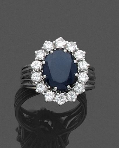 Ring in 750 thousandths white gold, the center...