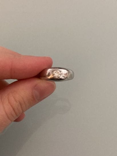 Bague jonc en or gris 750 millièmes ornée...