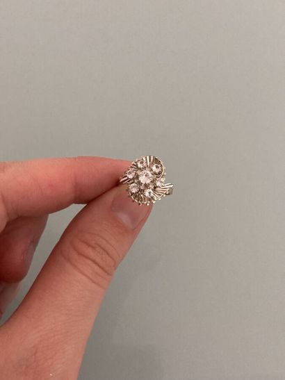 Bague en or gris 750 millièmes, le centre...