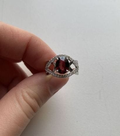 Ring in 750 thousandths white gold with a...