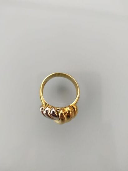 Ring in two-tone 750-thousandths gold, the...