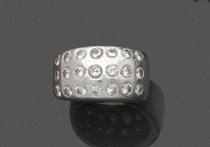 Bague en or gris 750 millièmes, le centre...