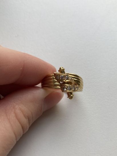 Yellow gold ring with striations and two...