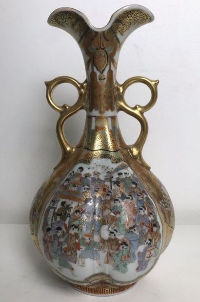 JAPAN
Satsuma earthenware vase with full...