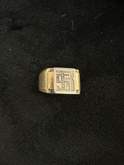 Ring in 18K yellow gold monogrammed SR
Weight:...