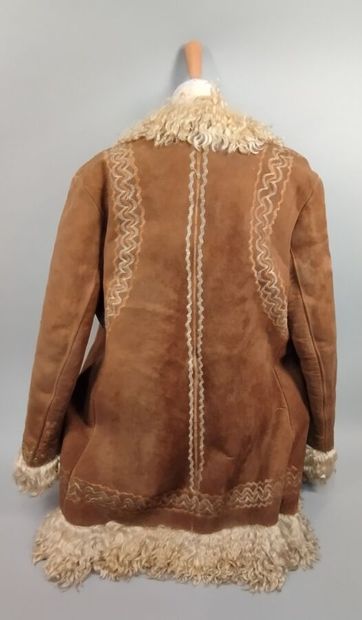 Coat in turned-out skin
(wear, holes)