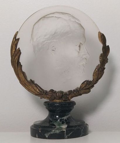 LALIQUE
Medallion bas-relief of Louis Pasteur
Signed
With...
