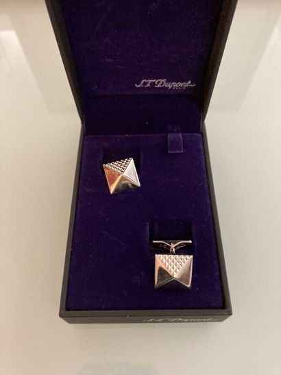 S.T. DUPONT
Metal cufflinks

A set of metal...