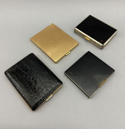 Set of 3 metal cigarette holders
Includes...