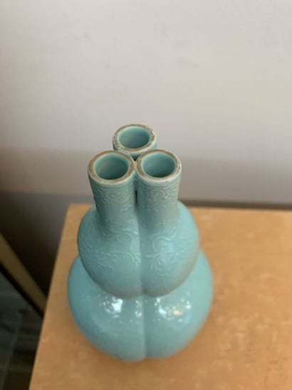 CHINA, 20th century 
Three-necked vase
Light...