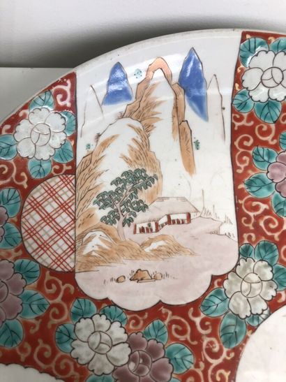JAPAN
Porcelain dish 
Stamped on the back
(wear,...