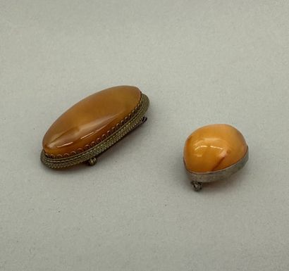 Set of two brooches, one in metal, the other...