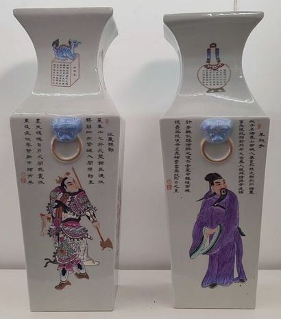 CHINA 20th century
Pair of square vases in...