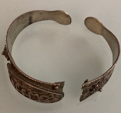 Lot of costume jewelry including rings and...