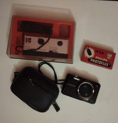 Camera lot including : 
- a zeis ikon in...