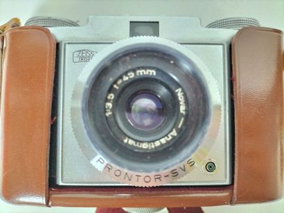 Camera lot including : 
- a zeis ikon in...