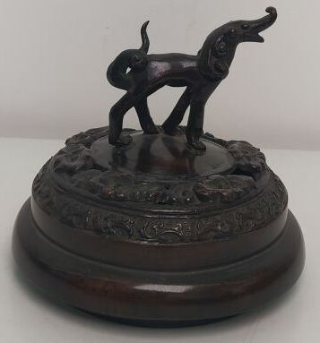 CHINA
In the style of archaic China
Tripod...