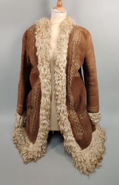 Coat in turned-out skin
(wear, holes)