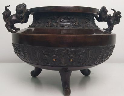 CHINA
In the style of archaic China
Tripod...