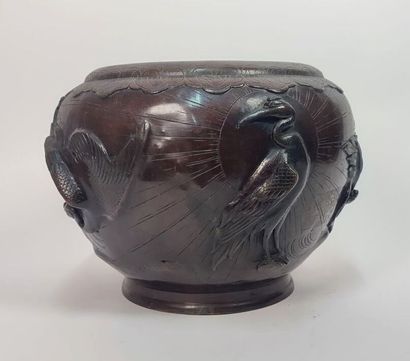 JAPAN, early 20th century
Bronze cachepot...