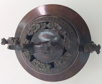 CHINA
In the style of archaic China
Tripod...
