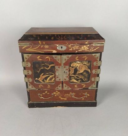 Small lacquer cabinet 
Japan
(accidents)