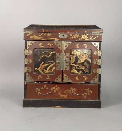 Small lacquer cabinet 
Japan
(accidents)