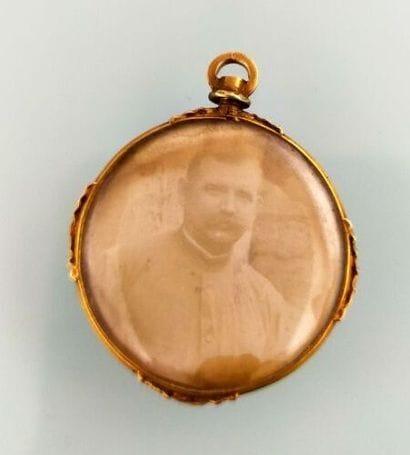 A yellow gold photo medal 
Gross weight :...