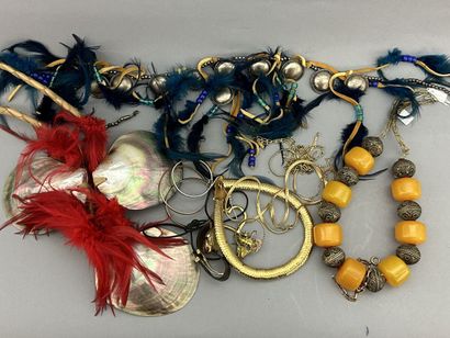 Set of costume jewelry including : 
Necklace...