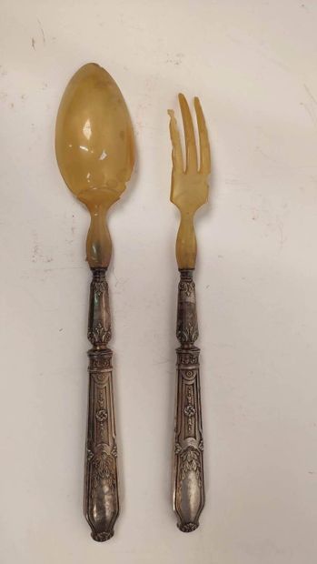 Filled silver and horn salad servers
Minerve...