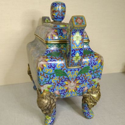 China, 20th century
Gilt bronze and cloisonné...