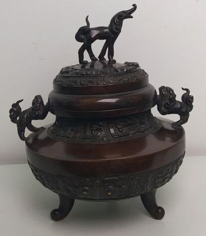 CHINA
In the style of archaic China
Tripod...
