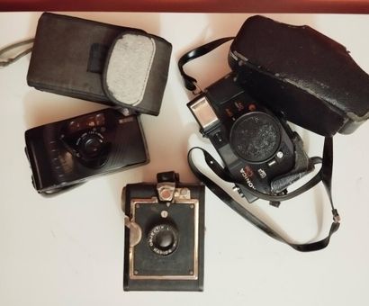 Camera lot including : 
- a zeis ikon in...