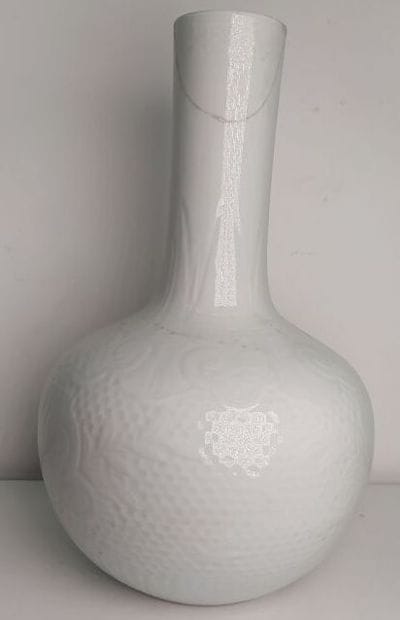 CHINA
White enameled porcelain vase with...