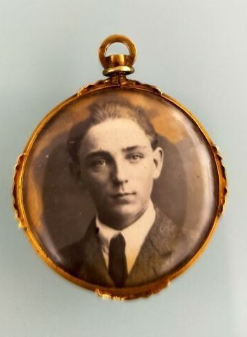 A yellow gold photo medal 
Gross weight :...