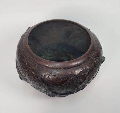 JAPAN, early 20th century
Bronze cachepot...
