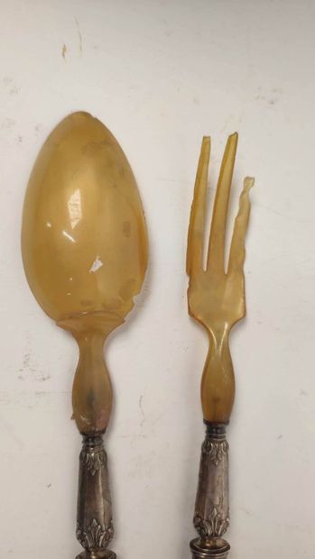 Filled silver and horn salad servers
Minerve...