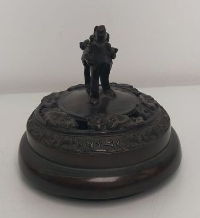 CHINA
In the style of archaic China
Tripod...