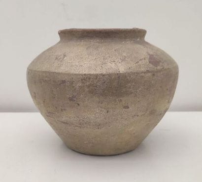 CHINA Han dynasty
Enameled terracotta vase
(missing)
Height...