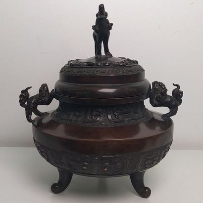 CHINA
In the style of archaic China
Tripod...